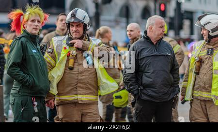 Eine bunt haarige Ambulanzfrau und Feuerwehrmann an einem Tatort im Londoner Piccadilly. Stockfoto