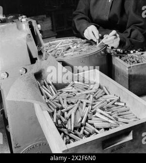 LETTER INTO BULLET: UMWANDLUNG VON ALTPAPIER IN GEWEHRPATRONEN, ENGLAND, 1942 - Ein Tablett mit fertigen Gewehrpatronen in einer Fabrik irgendwo in England zeigt, wie Altpapier verwendet werden kann, um den Krieg zu unterstützen Stockfoto