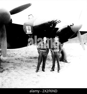 Die Royal Air Force verteidigte das Vereinigte Königreich während des Zweiten Weltkriegs, insbesondere in der Schlacht um Großbritannien, wo es Angriffe der deutschen Luftwaffe abwehrte. Sie expandierte rasch und umfasste Mitarbeiter aus dem britischen Commonwealth und exilierte Europäer. Die RAF führte strategische Bombenangriffe über Deutschland durch und leistete taktische Unterstützung in verschiedenen Theatern. Stockfoto