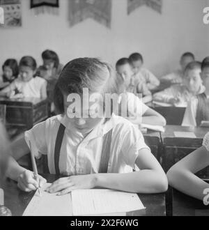 Ein Schwarzweiß-Negativfoto, das Cecil Beaton während seiner Reise durch Indien, Burma und China von 1943 bis 1944 aufgenommen hat. Stockfoto