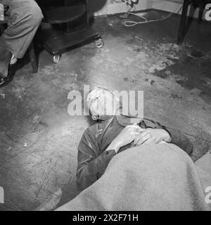 Die Leiche des SS-Führers Heinrich Himmler liegt nach seinem Selbstmord am 24. Mai 1945 im Hauptquartier der britischen 2. Armee. Stockfoto