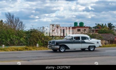 Oldtimer alter amerikanischer veralteter Wagen, der auf einer Landstraße fährt, Matanzas, Kuba Stockfoto