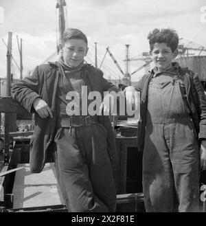 GLASGOW SHIPYARD: SCHIFFBAU IN KRIEGSZEITEN, GLASGOW, LANARKSHIRE, SCHOTTLAND, VEREINIGTES KÖNIGREICH, 1944: zwei junge Jungs, die in der Werft arbeiten Stockfoto