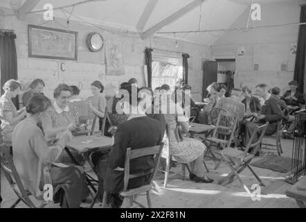 Ein DORF SPART: NATIONALE ERSPARNISSE IN LEWKNOR, OXFORDSHIRE, ENGLAND, 1941 – Eine Whistfahrt im Schulraum des Dorfes, Lewknor, 1941. Die Preise werden in Sparbriefen ausgezahlt Stockfoto