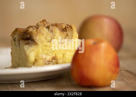 Scheibe hausgemachter Apfelkuchen mit fast zwei Früchten Stockfoto