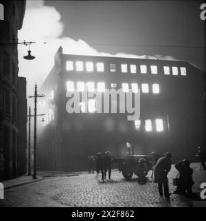 Während des Manchester Blitz am 23. Dezember 1940 verursachten deutsche Luftangriffe weitverbreitete Brände und Zerstörungen rund um einen Busbahnhof und beschädigten Gebäude und Infrastruktur. Stockfoto