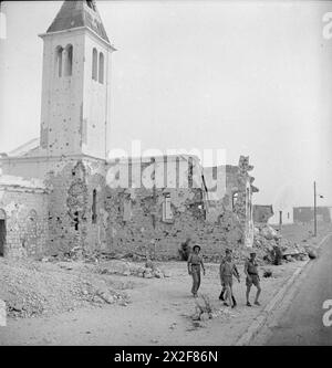 Cecil Beaton fotografierte während des Zweiten Weltkriegs eine durch Bomben beschädigte Kirche in Tobruk, Libyen, zwischen Februar und Juli 1942 Stockfoto