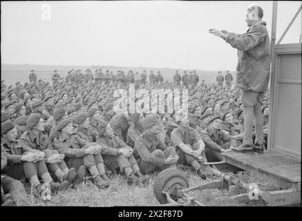 Generalmajor Richard Gale, chinesische Regierung der 6. Luftlandedivision, spricht am 4-5. Juni 1944 an Soldaten und dokumentiert die Führung und militärische Organisation während des Zweiten Weltkriegs Stockfoto