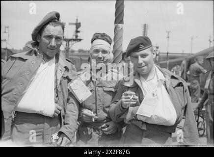 Verwundete britische Soldaten, die von den Stränden der Normandie evakuiert wurden, sind am 7. Juni 1944 wieder in Großbritannien, wo sie von Militärpersonal medizinisch versorgt und betreut werden. Stockfoto