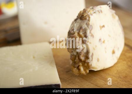 Platte mit Käsescheiben einschließlich Walnusskäse Stockfoto