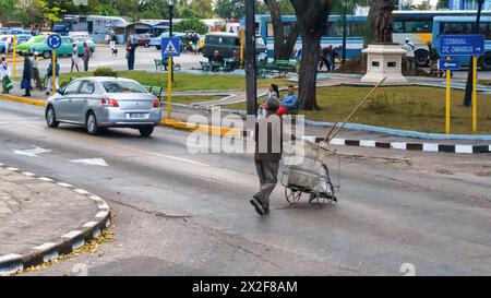 Kubanischer Mann schiebt einen Kehrwagen in der Stadtstraße, Matanzas, Kuba Stockfoto