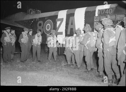 Fallschirmjäger der 6. Airborne Division der British Army besteigen am 5. Juni 1944 ein Flugzeug der RAF Albemarle bei der RAF Harwell. Stockfoto