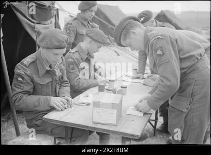 Soldaten der 6. Airborne Division der britischen Armee erhalten am 4. Bis 5. Juni 1944, kurz vor der Landung der Normandie, in französischer Währung bezahlt. Stockfoto