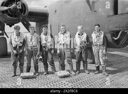 DER WARSCHAUER AUFSTAND, AUGUST-NOVEMBER 1944 - fotografiert auf ihrer Basis in Amendola die Besatzung besteht aus (von links nach rechts): Sergeant John Rush (Pilot) von Newcastle-on-Tyne; Sergeant Derek Coates (drahtloser Betreiber) von Manchester; Sergeant Peter Green (mittlerer Oberer Schütze) von Morden, Surrey; Leutnant Keith Murray SAAF (Navigator) von Johannesburg, Südafrika; Flight Sergeant Derek Stewart RAAF (2. Pilot) aus Ascot Vale, Australien; und Flight Sergeant Kenneth Pearce (Heckschütze) aus Pontypridd, Südwales. Amendment, 23. August 1944. Die Besatzung eines Consolidated Liberator B-24 Mark VI von No. 178 Squad Stockfoto