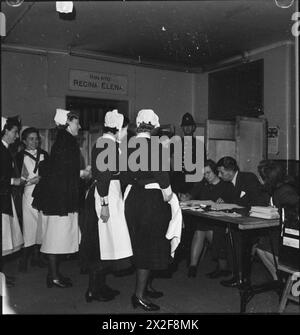 DIE LONDONER NEHMEN IHRE STIMME AM NATIONALEN WAHLTAG AUF, HOLBORN, LONDON, ENGLAND, GROSSBRITANNIEN, 5. JULI 1945: Eine Gruppe von Krankenschwestern aus dem nahe gelegenen Great Ormond Street Hospital trifft am Wahlhaus ein, um bei den Parlamentswahlen ihre Stimme abzugeben. Ein Polizist ist im Hintergrund zu sehen, der das Verfahren im Auge behält, während die Krankenschwestern ihre Stimmzettel von Beamten erhalten. Die Poolstände sind hinter dem Polizisten zu sehen. Diese Wahlstation befindet sich im italienischen Krankenhaus, Queen Square, Holborn Stockfoto