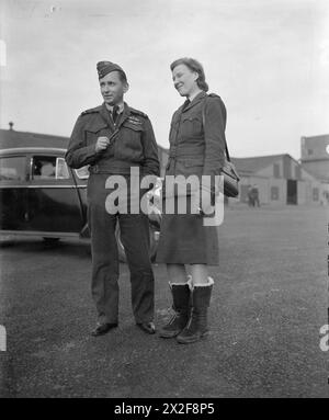 ROYAL AIR FORCE: OBERSTES HAUPTQUARTIER DER ALLIIERTEN EXPEDITIONSTRUPPE (SHAEF). - Air Chief Marshal Sir Arthur Tedder, ehemaliger Oberbefehlshaber der Alliierten Luftstreitkräfte im Mittelmeer, steht mit Lady Tedder in Northolt, Middlesex, bei seiner Rückkehr nach Großbritannien, um seine Ernennung zum Oberbefehlshaber der Luftstreitkräfte und stellvertretenden Obersten Alliierten Befehlshaber SHAEF Tedder, Arthur William, Allied Force, anzunehmen. Das Oberste Hauptquartier Der Alliierten Expeditionstruppe Stockfoto