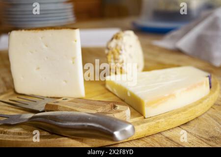 Platte mit Käsescheiben einschließlich Walnusskäse Stockfoto