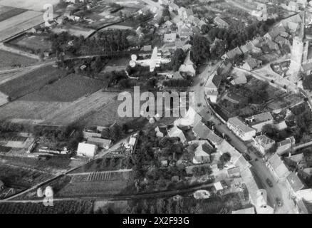 OPERATION MARKET-GARDEN, SEPTEMBER 1944 - B-24 Liberators of the US 854th Squadron, 491st Bomb Group, verlassen DZS 'B' und 'C' oberhalb des Dorfes Son, nahe Eindhoven, während einer Versorgungsmission, 18. September 1944.handschriftliche Unterschrift auf der Rückseite: '18/9/44 A. Bitte kehren Sie nach Freeman zurück. Sohn, NNE von Eindhoven." Zweite Handschrift auf der Rückseite: '291/RFWD349. 491BG B-25 wirft Vorräte mit dem Fallschirm in der Nähe von Eindhoven, Holland, 18.9.44." Gedruckte Beschriftung auf der Rückseite: '55258 AC - Jeeps mit Anhängern mit Luftlandeeinheiten sind in der niederländischen Stadt zu sehen. 18. September 44. Mitte des Fotos konsolidierte B-24-Versionen Stockfoto