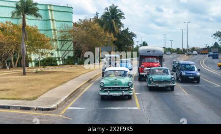 Alte amerikanische Oldtimer an einer Ampel in Varadero, Kuba Stockfoto