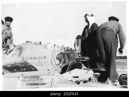 FÜHRUNG DURCH HRH EL EMIR MANSUR IBN SAUD - der Emir Fawaz al-Shaalan wird über einem Kreuzfahrerpanzer gezeigt Stockfoto