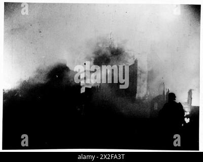 Fotos aus einem Film des Kriegsministeriums von Captain Tennyson D’Eyncourt dokumentieren den Londoner Blitz, der Zerstörung und militärische Reaktion zeigt. Stockfoto