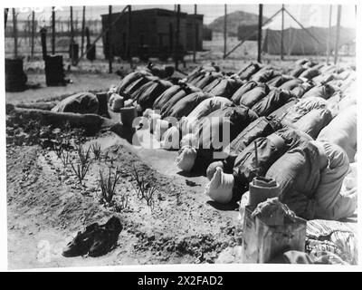 BESUCH IM ITALIENISCHEN KRIEGSGEFANGENENLAGER - die Kriegsgefangenen im Gebet während des Besuchs der britischen Armee Stockfoto