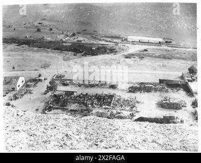 Ein Foto aus dem Zweiten Weltkrieg zeigt die Folgen eines britischen Bombardements in Bardia und zeigt entkernte Lagerhallen, die von der Royal Air Force verbrannt wurden. Das Bild zeigt die Auswirkungen von Luftangriffen auf die feindliche Infrastruktur. Stockfoto
