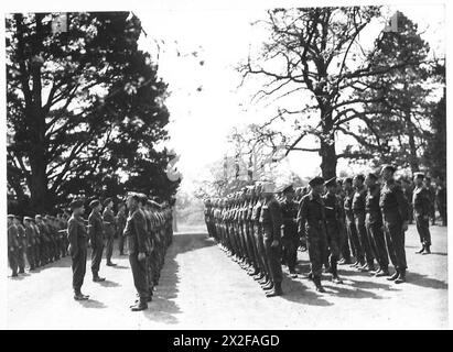 Eine Fotografie aus dem Zweiten Weltkrieg zeigt verschiedene Einheiten der britischen Armee, die von seiner Majestät dem König im Südkommando zur Inspektion zusammengestellt wurden. Das Bild zeigt die aufgereihten Truppen, was die Beteiligung des Königs an militärischen Angelegenheiten widerspiegelt. Stockfoto