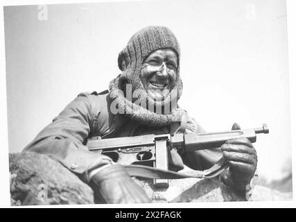 Ein Foto aus dem Zweiten Weltkrieg zeigt britische Kommandos, die mit Thompson-Maschinenpistolen bewaffnet sind, allgemein bekannt als „Tommy Guns“, während der Ausbildung oder operativen Aufgaben. Diese Waffen wurden wegen ihrer schnellen Feuerrate bevorzugt und wurden von britischen und kanadischen Kommandoeinheiten im europäischen Theater weit verbreitet eingesetzt. Stockfoto