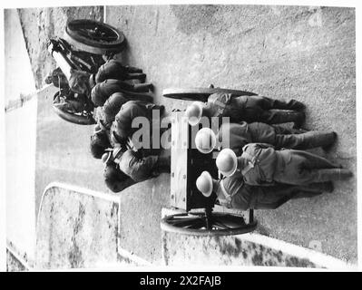Ein Foto aus dem Zweiten Weltkrieg zeigt Rekruten der britischen Armee, die während der Trainingsübungen eine 6-Zoll-Haubitze vorbereiten. Das Bild zeigt den Prozess der Einengung des Artilleriegeschosses und demonstriert die Ausbildung zukünftiger Schützen. Stockfoto