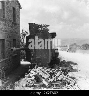 Foto eines deutschen Tiger-Panzers, der vom Feind auf der Straße südlich von Ficulle verlassen wurde und von 1942 bis 1946 durch einen verzögerten Angriff während Operationen der britischen Armee in Nordafrika, Sizilien, Italien, dem Balkan und Österreich beschädigt wurde. Stockfoto