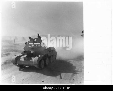 MIT DEN SCHWEREN PANZERN IN ZYPERN durchquert Ein „Valentine“-Panzer einige schwere britische Armee Stockfoto