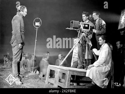 CONRAD VEIDT am Set offen vor dem Mikrofon mit Regisseur CURTIS / KURT BERNHARDT Kameramann GUNTHER KRAMPF und Film / Kamerateam während der Dreharbeiten zum frühen deutschen Soundfilm DIE LETZTE KOMPANIE / DIE LETZTE KOMPANIE 1930 Regisseur KURT BERNHARDT Produzent Joe May Universum Film (UFA) Stockfoto