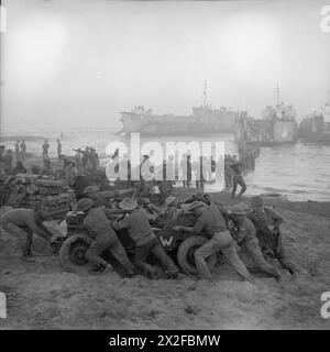 Während der Operation Husky handhaben britische Truppen Fahrzeuge und Ausrüstung an sizilianischen Stränden, während sie am 9-10. Juli 1943 von Landungsbooten entladen werden. Stockfoto