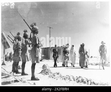 BESUCH DES ITALIENISCHEN KRIEGSGEFANGENENLAGERS - Ankunft von Sennussi im Lager mit einer indischen Ehrengarde der britischen Armee Stockfoto