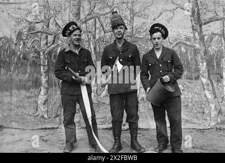 BRITISCHE KRIEGSGEFANGENE IN POLEN, 1940-1945 - Mitglieder einer britischen Konzertparty vor oder nach Auftritten bei der Stalag XXID, Poznań (Posen) British Army, Stalag XXID, Poznań, Polen Stockfoto