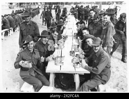 DAS ZWEITE KONTINGENT DER ZWEITEN AUSTRALISCHEN KAISERLICHEN STREITMACHT TRIFFT IN ÄGYPTEN EIN: H.M.S. ETTRICK: KANTARA - ein Frühstück unter freiem Himmel nach dem Ausstieg aus der britischen Armee Stockfoto