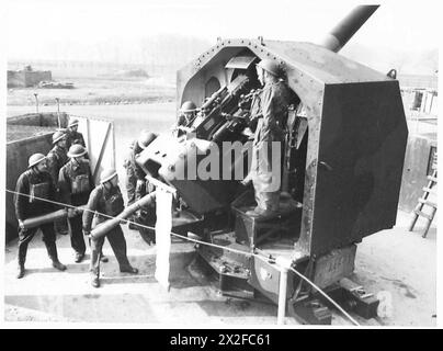 Die Geschützteams der britischen Armee laden Artilleriegeschosse und man-Action-Stationen und bereiten sich während der Trainings- und Kampfübungen auf die Schussoperationen vor. Stockfoto