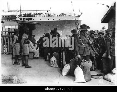 DAS ZWEITE KONTINGENT DER ZWEITEN AUSTRALISCHEN KAISERLICHEN STREITMACHT KOMMT NACH ÄGYPTEN: H.M.S. ETTRICK: KANTARA – zwei Mitglieder des Desert Camel Corps, die an der Ankunft der Truppen der britischen Armee interessiert sind Stockfoto