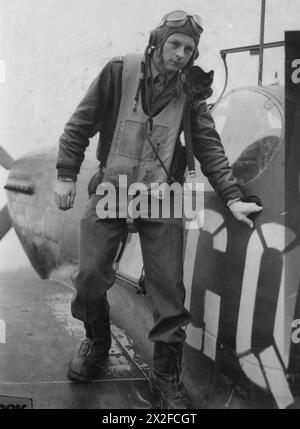 UNITED STATES NEUNTE LUFTWAFFE IN GROSSBRITANNIEN, 1942-1945 - Captain Robert L Prieser von der 354th Fighter Group steigt aus seinem P-51 Mustang. Bild auf der Rückseite: 'Associated Press'. [STAMP], „Bestanden zur Veröffentlichung am 13. Januar 1944.“ [Stempel] und „296916“. [Zensur-Nr.] Bildunterschrift auf der Rückseite: 'DIE P-51B - das SCHNELLSTE KAMPFFLUGZEUG DER WELT. Associated Press Photo zeigt: Captain Robert L Prieser, 22 Jahre alt, aus Tucson, Arizona, früher der ursprünglichen Eagle Squadron (Geschwader 71), ist seit über drei Jahren in der RCAF und RAF. Er hatte 88 Verbindungen mit den Briten, bevor er alle geflogen war Stockfoto