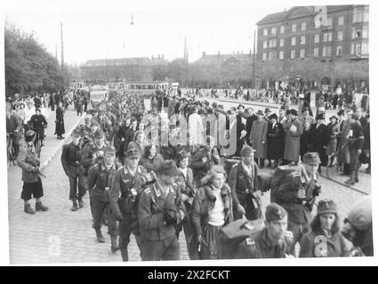Deutsche Truppen und Frauen der Streitkräfte marschieren durch Kopenhagen zurück nach Deutschland, wobei sie Bewegung und Organisation unter der 21. Armeegruppe zeigen. Stockfoto