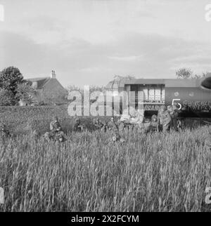 Die 6. Luftlandedivision-Segeltruppen stehen neben ihrem Horsa-Segelflugzeug, der am D-Day, 6. Juni 1944, während der Invasion der Normandie, durch eine Steinmauer in der Nähe von La Haute Ecarde abstürzte. Stockfoto