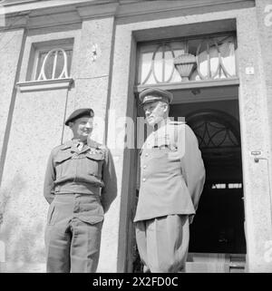 Feldmarschall Montgomery von der britischen Armee und russischer Feldmarschall Rokossovsky treffen sich am 7. Mai 1945 vor dem Hauptquartier der 6. Luftlandedivision in Wismar. Stockfoto