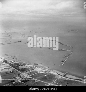 Eine Luftaufnahme zeigt den künstlichen Hafen von Mulberry in Arromanches im September 1944, der die logistischen und technischen Operationen der Alliierten während der Kampagne in Nordwesteuropa veranschaulicht. Stockfoto