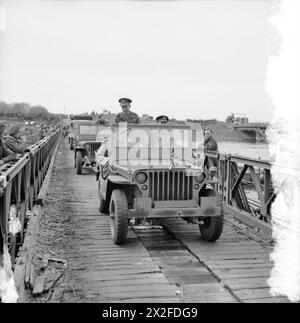 Winston Churchill überquert den Rhein am 26. März 1945 in einem Jeep mit Generalleutnant Miles Dempsey, GOC 2nd Army, während Operationen der britischen Armee in Nordwesteuropa. Stockfoto