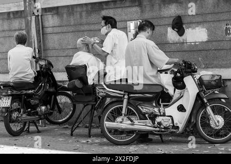Vietnam, Ho-Chi-Minh-Stadt, Saigon, Straßenfriseur Stockfoto
