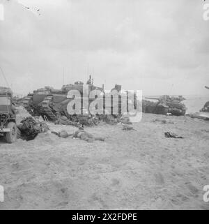 D-DAY - BRITISCHE STREITKRÄFTE WÄHREND DER INVASION DER NORMANDIE 6. JUNI 1944 - Ärzte, die Verwundete im lee eines Churchill AVRE vom 5. Sturmregiment der Royal Engineers am Queen Beach, Schwertgebiet, am 6. Juni 1944 betreuen. Im Hintergrund ist eine M10 Wolverine 3-Zoll-Kanone vom 20. Panzerabwehrregiment zu sehen Stockfoto