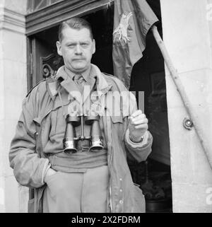 Generalmajor R N Gale, chinesische Regierung der 6. Luftlandedivision, befindet sich am 10-11. Juni 1944 während des Normandie-Feldzugs in seinem Hauptquartier in Ranville. Stockfoto