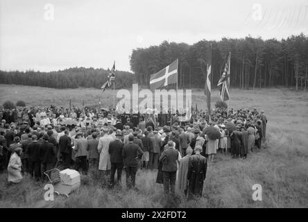 DÄNEMARK NACH DER BEFREIUNG, 1945 – Ansicht der Zeremonie in einer Waldlichtung in Maarum, nördlich von Kopenhagen, um eine Gedenkfeier für den Flugleutnant R H Thomas und den Flugoffizier G J Allin zu enthüllen, die im September 1944 starben, als ihr Moskito-Flugzeug auf dem Gelände abstürzte. Die Gedenkstätte gedenkt an diese beiden Flieger und die Arbeit der Royal Air Force beim Abwurf von Waffen und Ausrüstung an dänische Widerstandskämpfer, die aus dem nahegelegenen Wald operierten. Die Gedenkstätte wurde durch Spenden von lokalen Dorfbewohnern und ehemaligen Mitgliedern der dänischen Widerstands-Royal Air Force aufgebracht Stockfoto