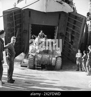 Ein Sherman-Panzer der B Squadron, 1. Panzerregiment, 1. Polnische Panzerdivision, landet zwischen dem 26. Und 28. Juli 1944 von einem Landungsschiff in den Hafen von Mulberry bei Arromanches. Stockfoto
